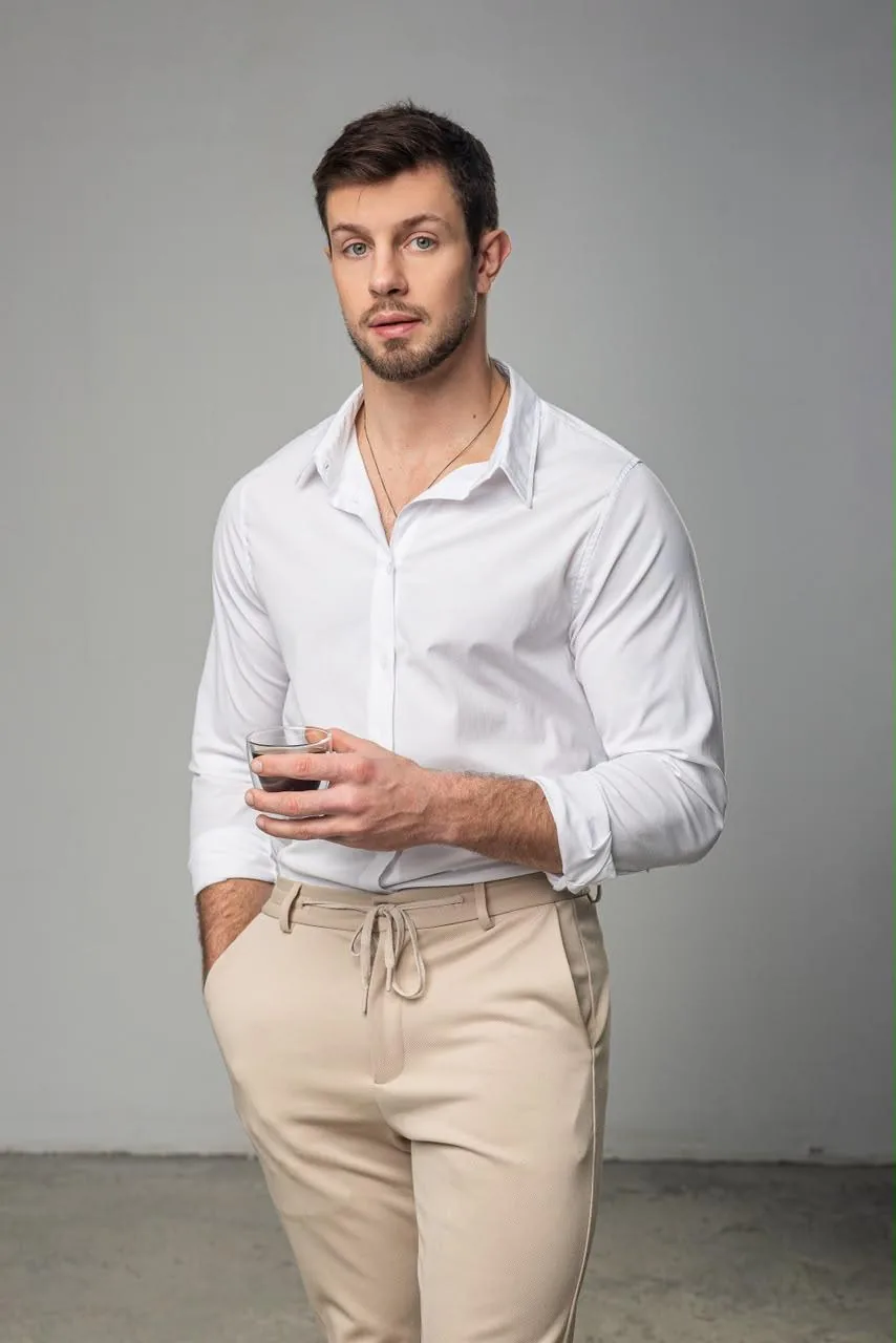 Davi Butzke, professor de alemão, de camisa branca